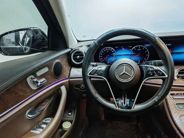 Mercedes-Benz E-Class 2023 E 300 L Estilo de moda Coche exterior foto 9 Mercedes-Benz E-Class 2023 E 300 L Estilo de moda Coche exterior foto 9