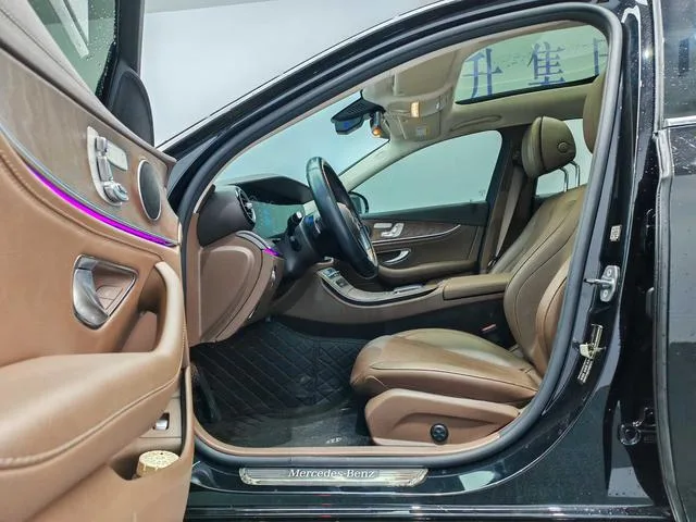 Mercedes-Benz E-Class 2023 E 300 L Estilo de moda Coche interior foto 11 Mercedes-Benz E-Class 2023 E 300 L Estilo de moda Coche interior foto 11