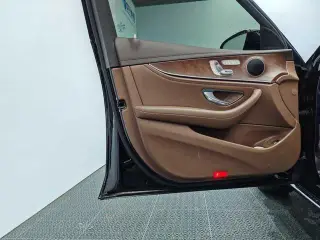 Mercedes-Benz E-Class 2023 E 300 L Estilo de moda Coche interior foto 13 Mercedes-Benz E-Class 2023 E 300 L Estilo de moda Coche interior foto 13