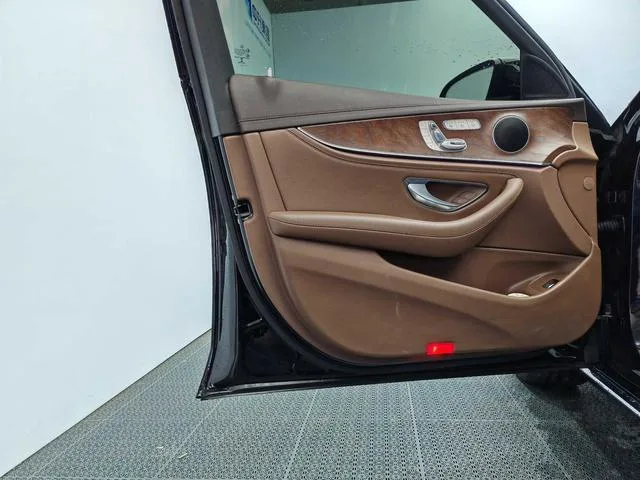 Mercedes-Benz E-Class 2023 E 300 L Estilo de moda Coche interior foto 13 Mercedes-Benz E-Class 2023 E 300 L Estilo de moda Coche interior foto 13