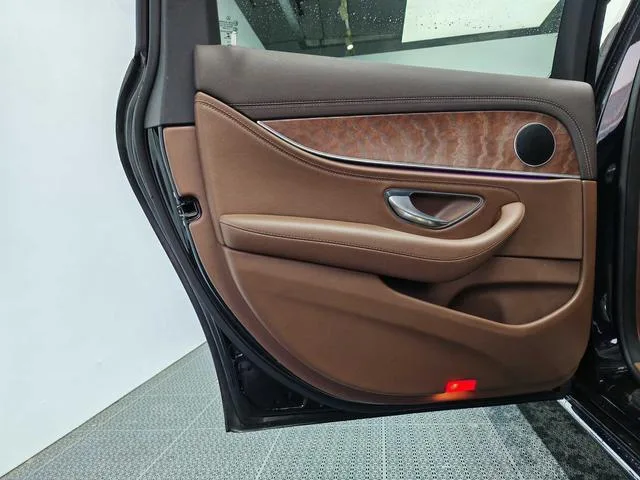 Mercedes-Benz E-Class 2023 E 300 L Estilo de moda Coche interior foto 14 Mercedes-Benz E-Class 2023 E 300 L Estilo de moda Coche interior foto 14