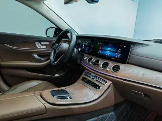 Mercedes-Benz E-Class 2023 E 300 L Estilo de moda Coche interior foto 15 Mercedes-Benz E-Class 2023 E 300 L Estilo de moda Coche interior foto 15