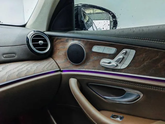 Mercedes-Benz E-Class 2023 E 300 L Estilo de moda Coche interior foto 17 Mercedes-Benz E-Class 2023 E 300 L Estilo de moda Coche interior foto 17