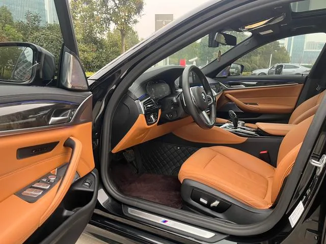 BMW 5 Series 2020 530Li Leading Type M Sports suit exterior photo 6