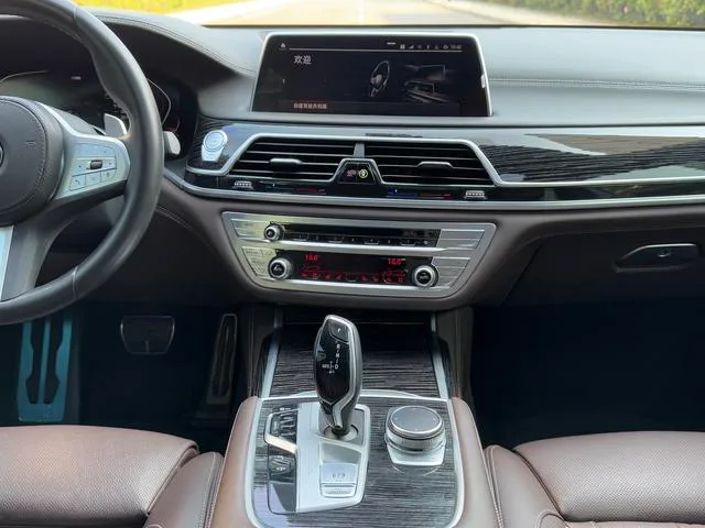 BMW 7 Series 2021 730Li M Sports suit exterior photo 5