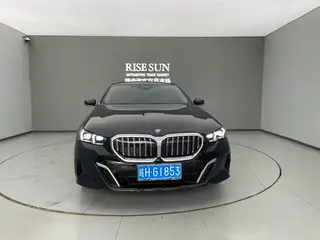 BMW 5 Series 2024 530Li Лидирующий M Спортивный костюм экстерьер фото 2