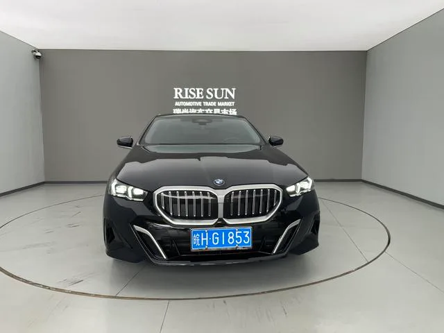 BMW 5 Series 2024 530Li Лидирующий M Спортивный костюм экстерьер фото 2