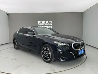 BMW 5 Series 2024 530Li Лидирующий M Спортивный костюм экстерьер фото 3