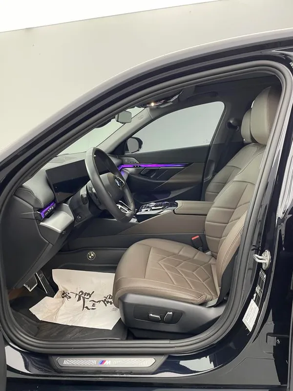 BMW 5 Series 2024 530Li Лидирующий M Спортивный костюм экстерьер фото 4