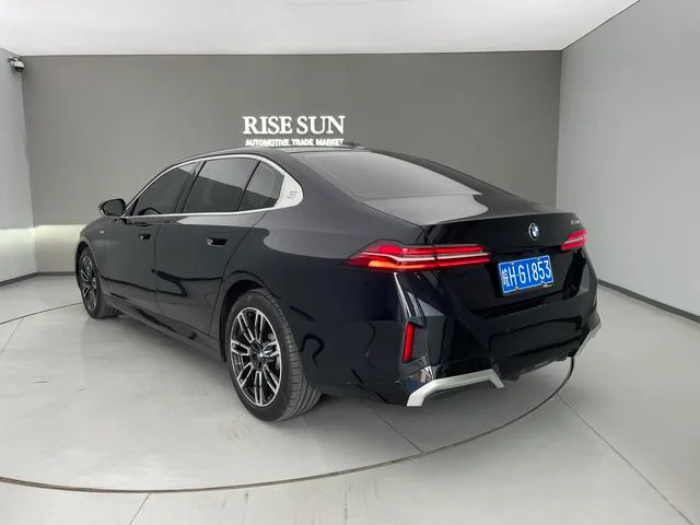 BMW 5 Series 2024 530Li Лидирующий M Спортивный костюм экстерьер фото 8