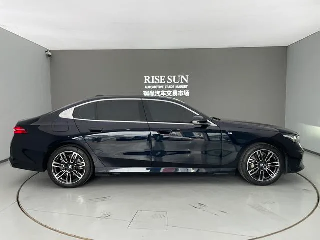 BMW 5 Series 2024 530Li Лидирующий M Спортивный костюм экстерьер фото 9