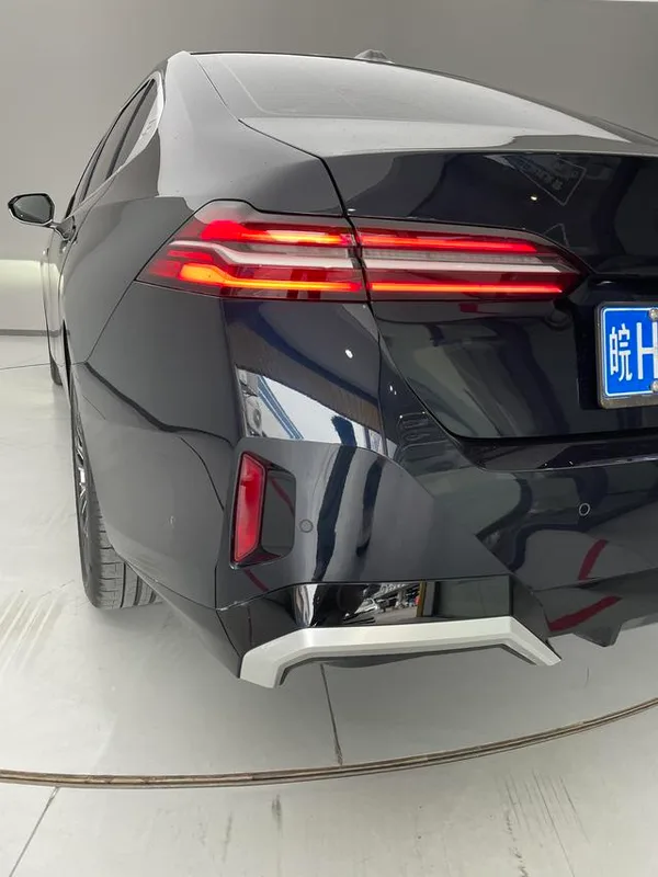 BMW 5 Series 2024 530Li Лидирующий M Спортивный костюм экстерьер фото 10
