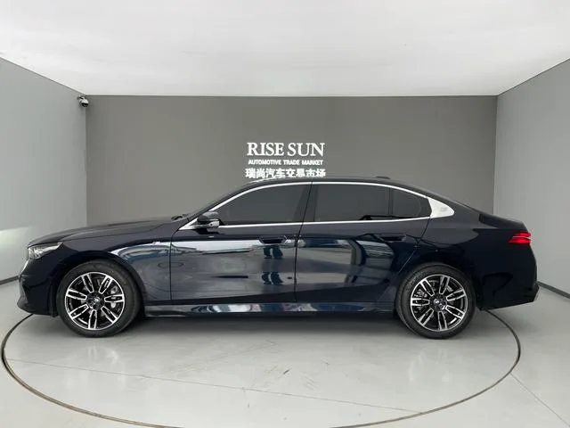 BMW 5 Series 2024 530Li Лидирующий M Спортивный костюм интерьер фото 11