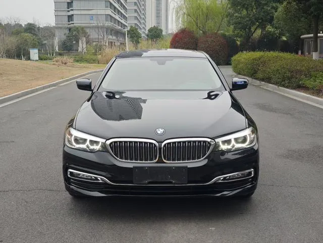 BMW 5 Series 2018 Restyling 530Li Leading Type Luxury Set exterior photo 2 BMW 5 Series 2018 Restyling 530Li Leading Type Luxury Set exterior photo 2
