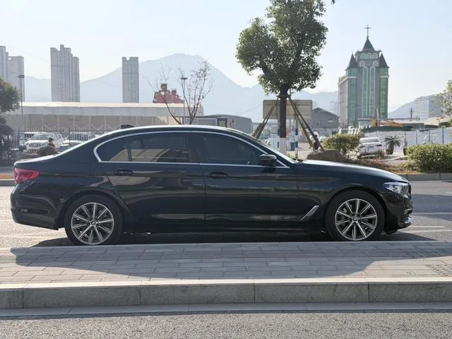 BMW 5 Series 2018 528Li Édition spéciale répertoriée intérieur photo 16 BMW 5 Series 2018 528Li Édition spéciale répertoriée intérieur photo 16