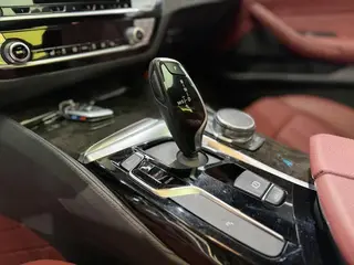 BMW 5 Series 2019 530Li Лидирующий M Спортивный костюм интерьер фото 9