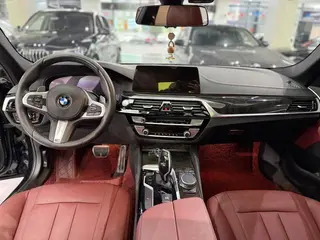 BMW 5 Series 2019 530Li Лидирующий M Спортивный костюм интерьер фото 10