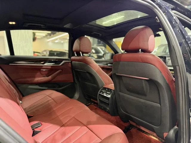 BMW 5 Series 2019 530Li Лидирующий M Спортивный костюм интерьер фото 12