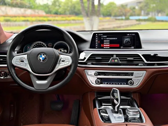 BMW 7 Series 2018 740Li xDrive Premium Class Excellence Set exterior photo 8