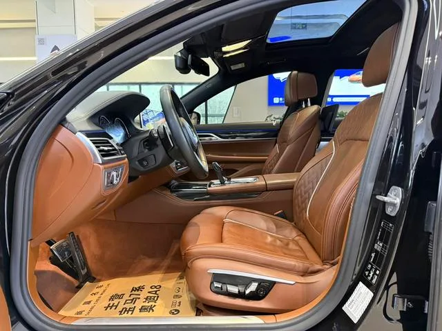 BMW 7 Series 2018 M760Li xDrive extérieur photo 6