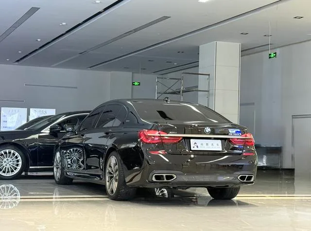 BMW 7 Series 2018 M760Li xDrive intérieur photo 16