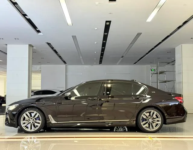 BMW 7 Series 2018 M760Li xDrive intérieur photo 19
