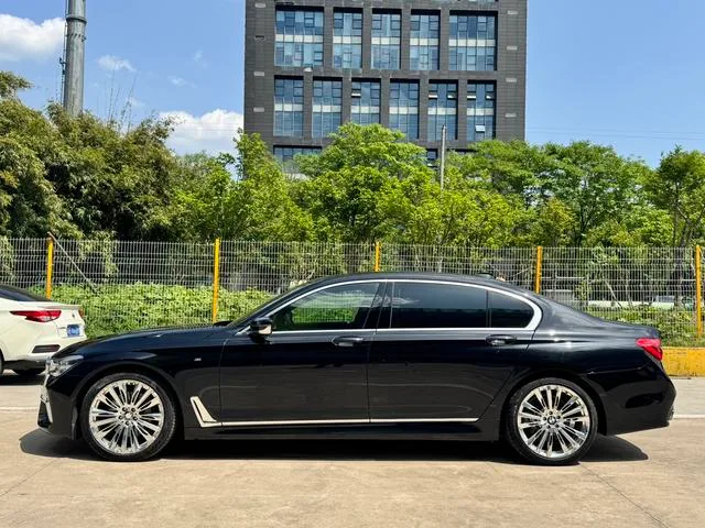 BMW 7 Series 2018 740Li Leading Type M Sports suit exterior photo 3