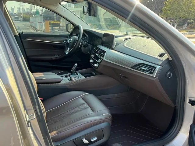 BMW 5 Series 2019 Mise à jour 530Li Type de luxe Ensemble de luxe intérieur photo 14