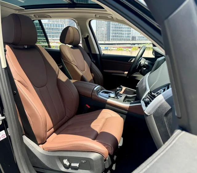 BMW X5 2021 xDrive40i M Sports suit interior photo 9