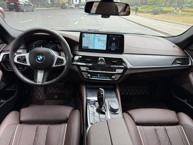 BMW 5 Series 2021 530Li Premium Class M Sports suit interior photo 11