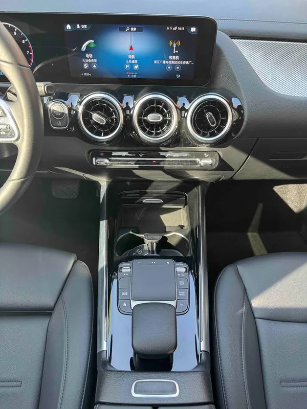 Mercedes-Benz GLA 2022 Second change GLA 200 interior photo 14 Mercedes-Benz GLA 2022 Second change GLA 200 interior photo 14