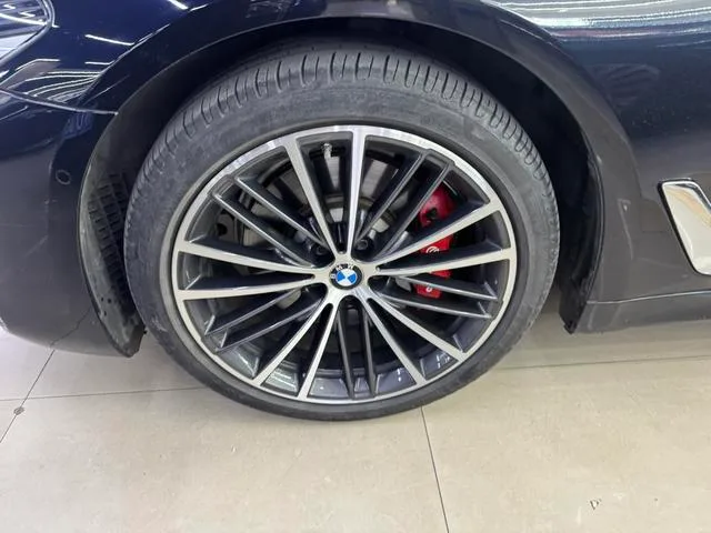 BMW 5 Series 2020 530Li Leading Type M Sports suit exterior photo 4