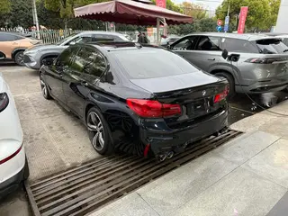 BMW 5 Series 2020 530Li Leading Type M Sports suit exterior photo 3