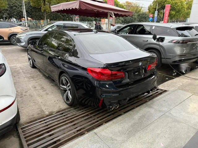 BMW 5 Series 2020 530Li Leading Type M Sports suit exterior photo 3