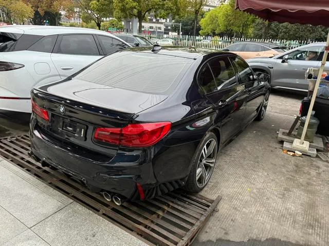 BMW 5 Series 2020 530Li Leading Type M Sports suit exterior photo 4