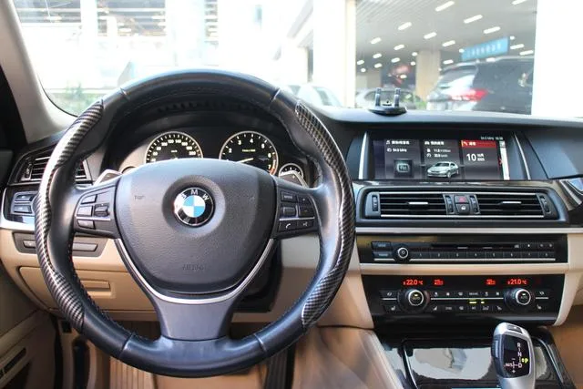 BMW 5 Series 2015 535Li Leader intérieur photo 10
