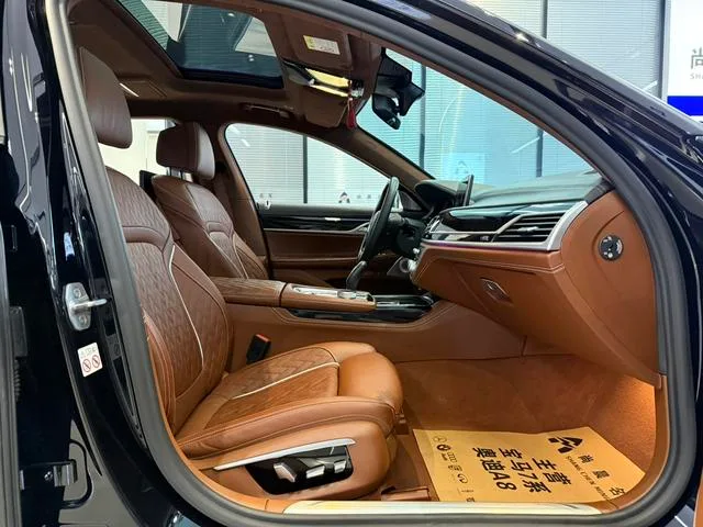 BMW 7 Series 2019 Mise à jour 740Li xDrive Type administratif Ensemble de luxe extérieur photo 8