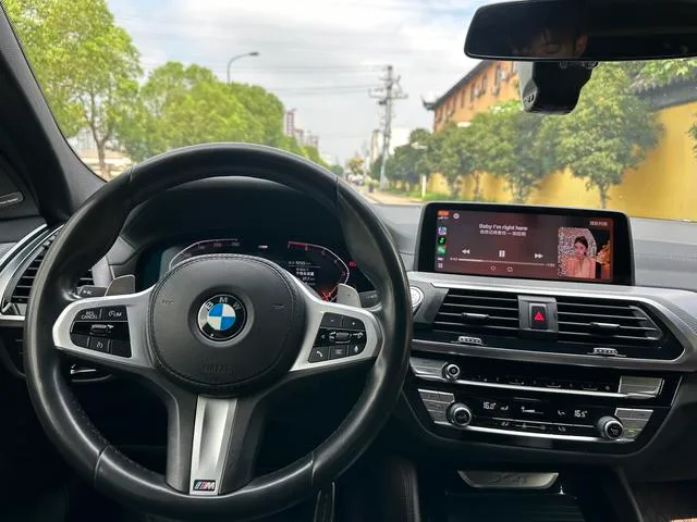 BMW X4 2020 xDrive25i Edición limitada del Caballero Negro interior foto 14
