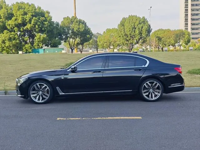 BMW 7 Series 2017 730Li Leader extérieur photo 3 BMW 7 Series 2017 730Li Leader extérieur photo 3