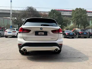 BMW X1 2021 sDrive25Li Лидирующий интерьер фото 9