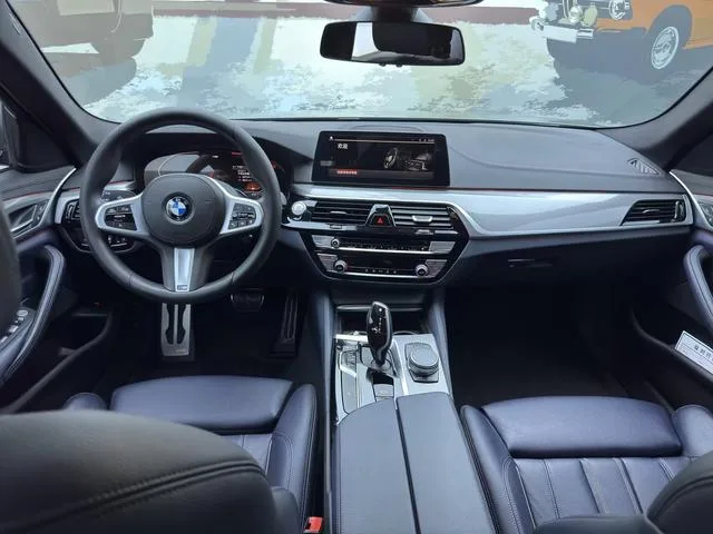 BMW 5 Series 2020 525i M Sports suit interior photo 11