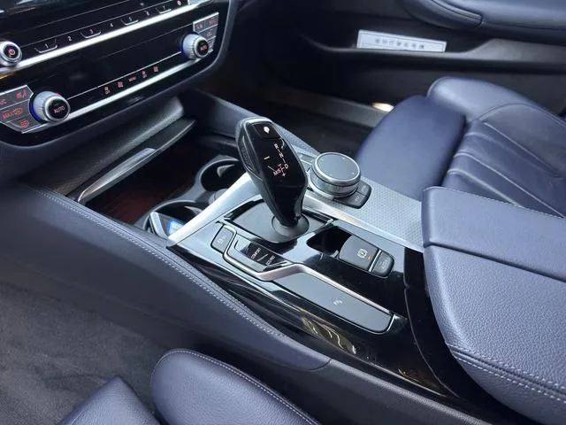BMW 5 Series 2020 525i M Sports suit interior photo 18