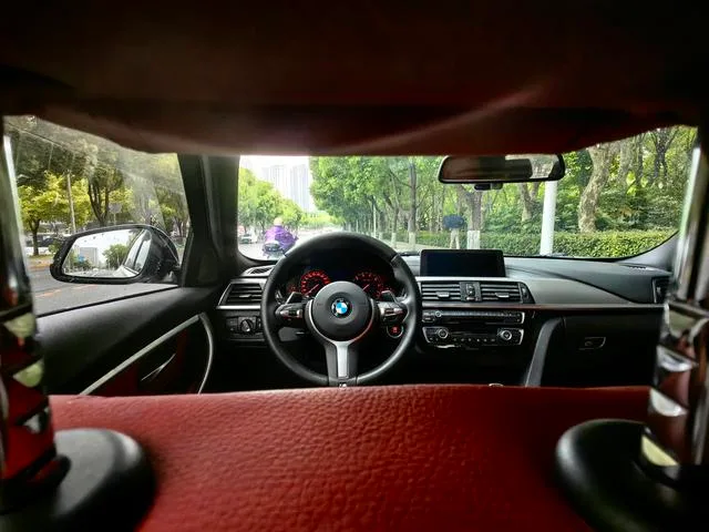 BMW 3 Series 2019 320i M Sports Obsidian Night Edition interior photo 13