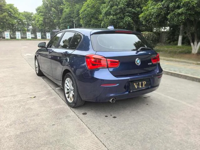 BMW 1 Series (Imported) 2018 118i Leading Type interior photo 6