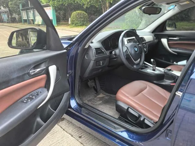 BMW 1 Series (Imported) 2018 118i Leading Type interior photo 9