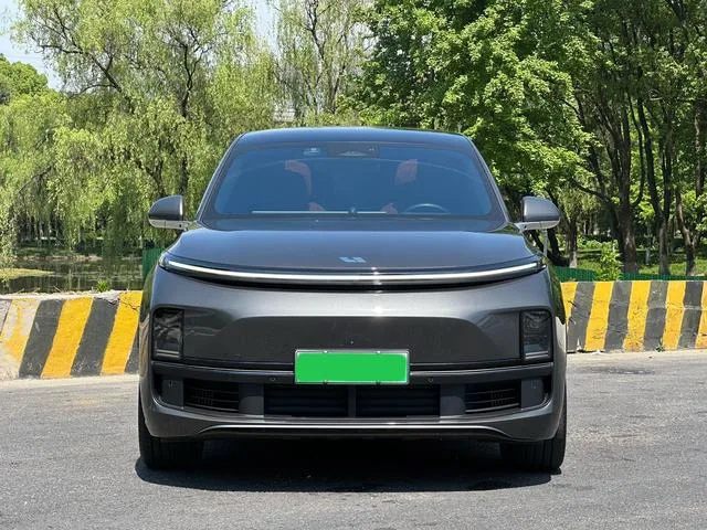 Li Auto L8 2023 Pro version exterior photo 2