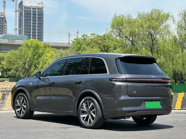 Li Auto L8 2023 Pro version exterior photo 5