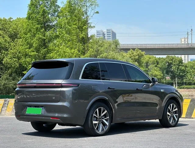 Li Auto L8 2023 Pro version exterior photo 7