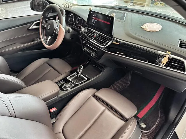 BMW 1 Series 2021 120i M Sports Obsidian Night Edition interior photo 9 BMW 1 Series 2021 120i M Sports Obsidian Night Edition interior photo 9