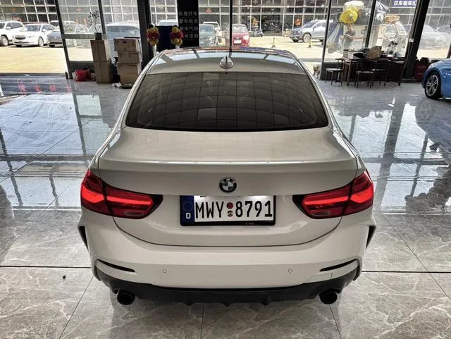 BMW 1 Series 2021 120i M Sports Obsidian Night Edition interior photo 12 BMW 1 Series 2021 120i M Sports Obsidian Night Edition interior photo 12